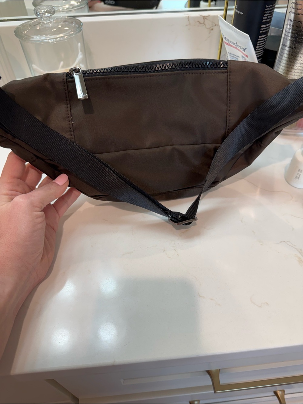 ALO Yoga Explorer belt bag Espresso - Picture 4 of 8